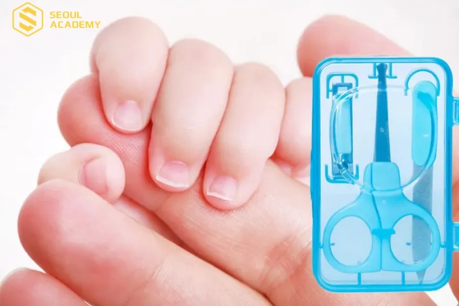 Có thể cắt móng cho trẻ vào lúc ngủ để dễ thực hiện hơn