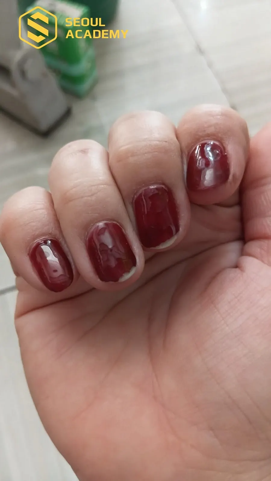Với những trường hợp móng đã cũ, vết tróc lớn bạn nên tháo gel để sơn lại