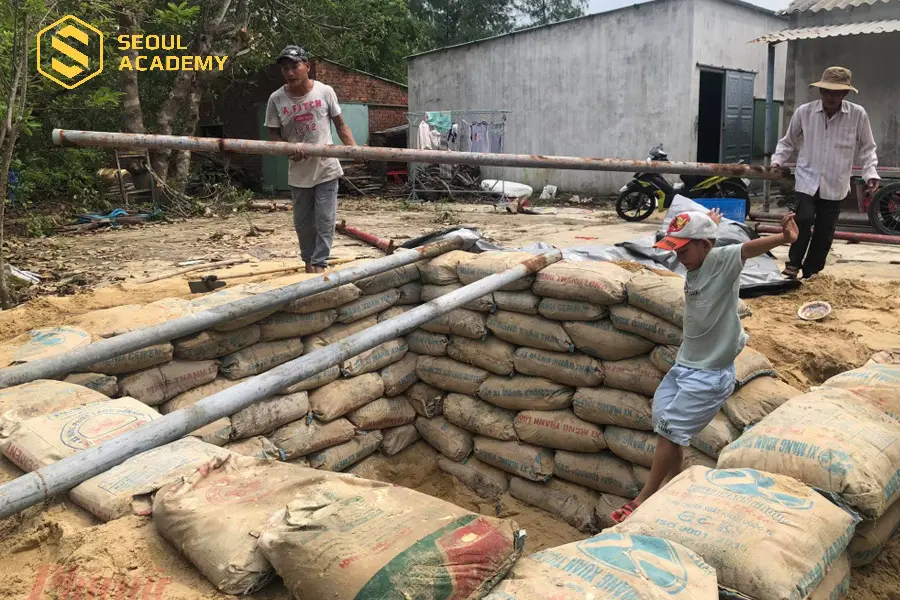 Người dân làm hầm trữ khoai mì trước mùa thu hoạch