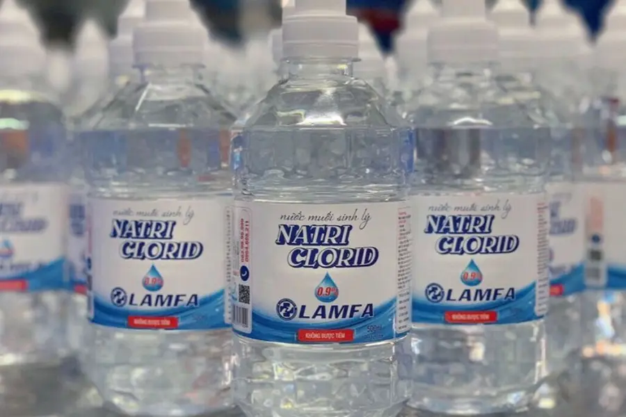 Chỉ được dùng nước muối sinh lý để vệ sinh môi