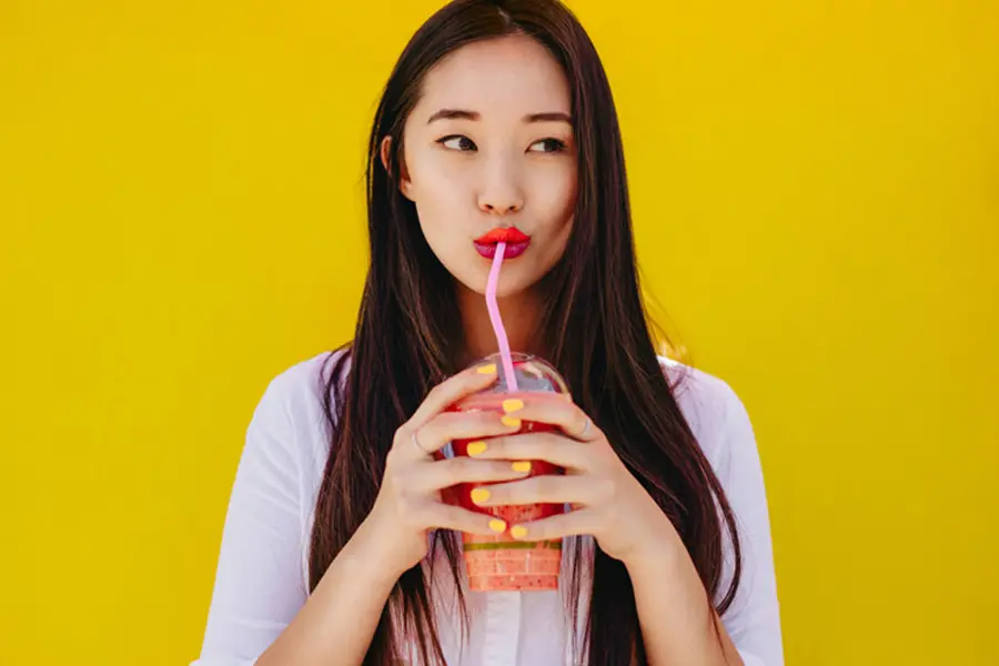 Dùng ống hút để uống nước để tránh nước bám vào vết thương