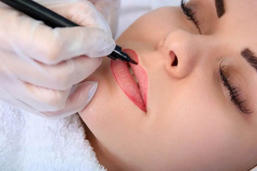 Sau phun môi nếu màu lên không đẹp, hãy thực hiện dặm môi sau 30 ngày
