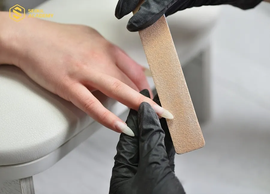 Form móng nhọn rất được ưa chuộng khi thiết kế nail