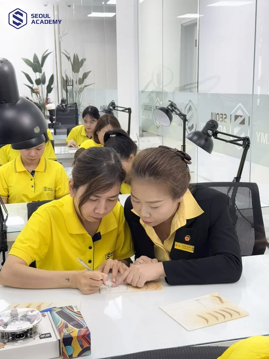 Giảng viên kèm 1:1 với từng học viên