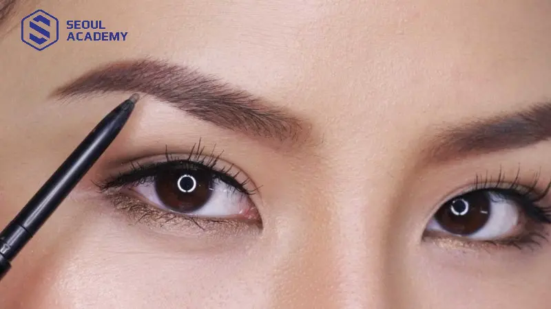 Dáng chân mày xếch thường có phần đầu thấp hơn phần đỉnh ở gần đuôi