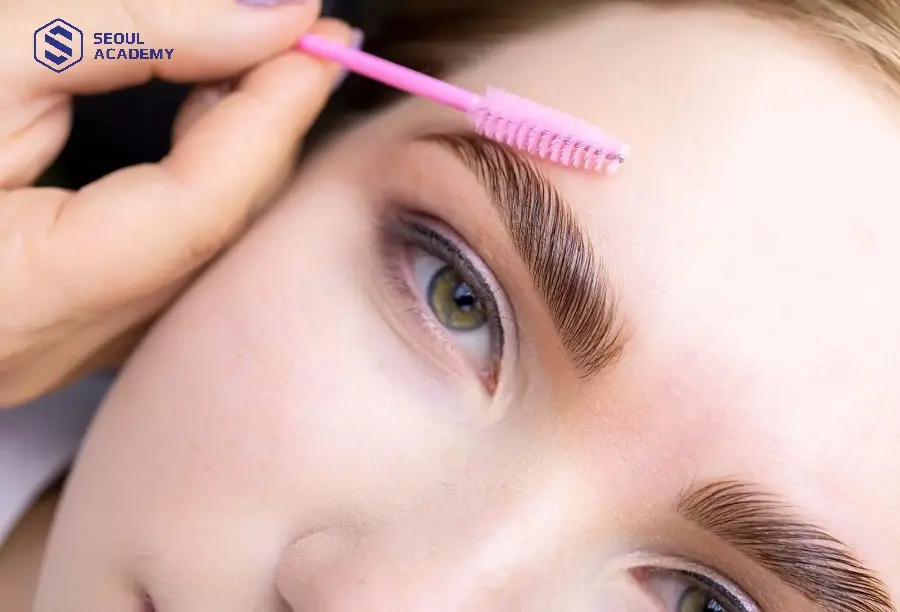 Kiểm tra tổng thể và hoàn thiện dáng mày sau điêu khắc