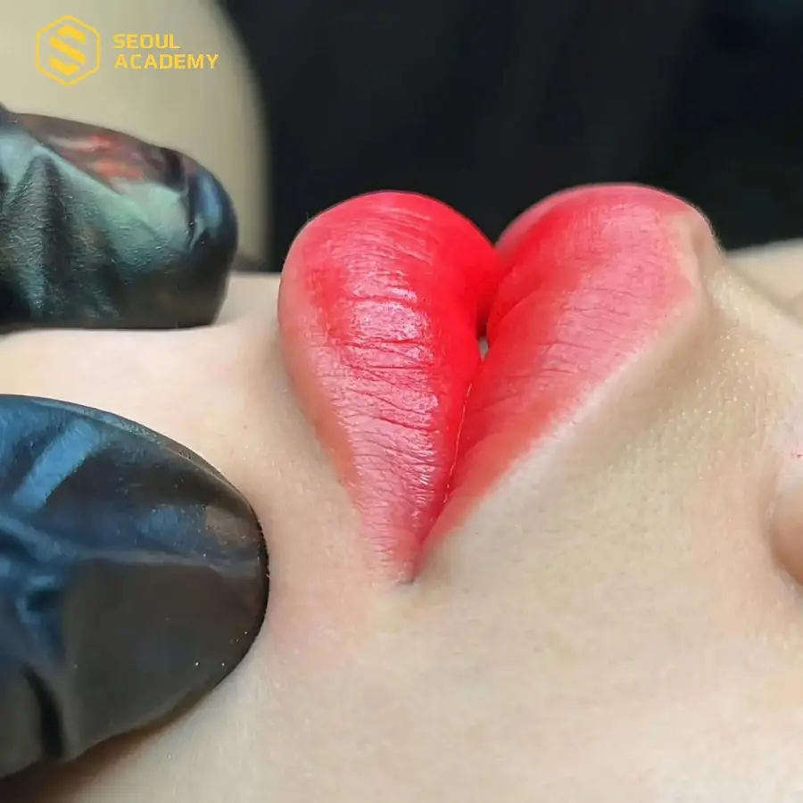 Phun môi màu đỏ cherry phù hợp với những người yêu thích sự sắc nét, nổi bật