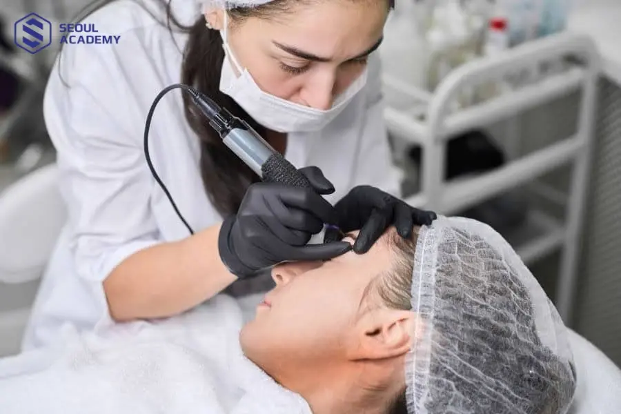 Trang bị đầy đủ đồ bảo hộ để bảo vệ sức khỏe cho cả khách hàng và bản thân