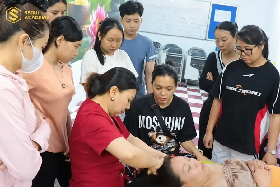 Lớp học gội đầu dưỡng sinh tại Nhà Văn hóa Phụ Nữ