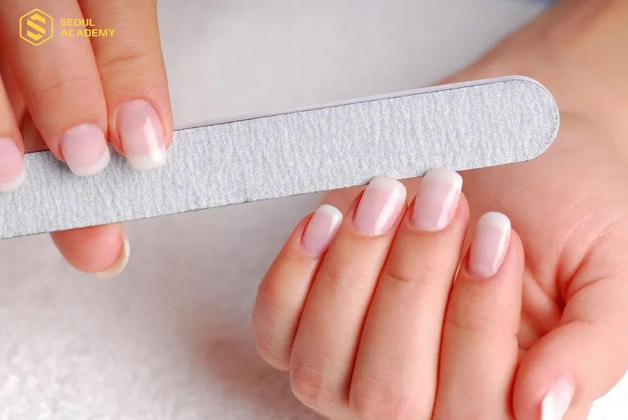 Làm sạch móng kỹ lưỡng trước khi sơn gel giúp hạn chế bong tróc