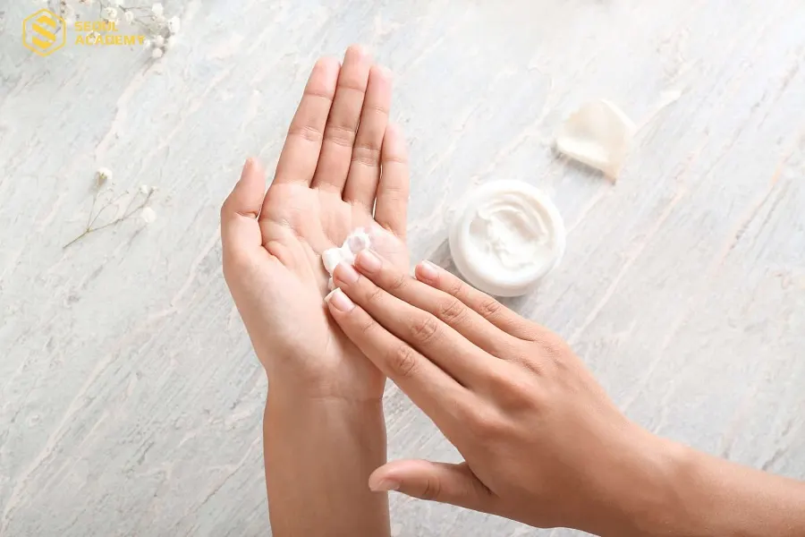 Kiên trì chăm sóc để duy trì đôi bàn tay trẻ khỏe, mịn màng