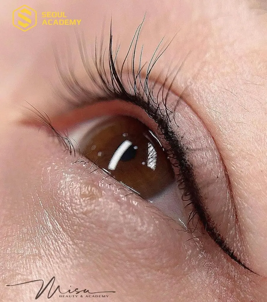 Phun mí eyeliner giúp tạo đường viên chân mí rõ ràng, sắc nét