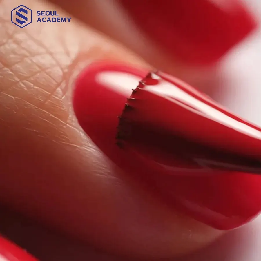 Sơn móng tay có chứa nhiều thành phần hóa chất độc hại nếu tiếp xúc liên tục trong thời gian dài mà không có biện pháp bảo vệ