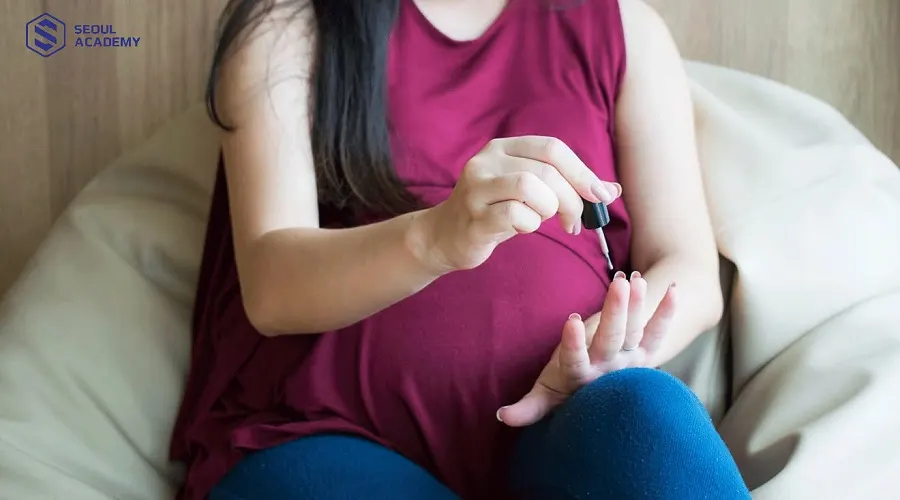Phụ nữ mang thai vẫn có thể sơn móng tay nhưng cần hết sức cẩn trọng