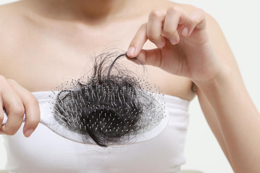 Có rất nhiều nguyên nhân dẫn đến rụng tóc, cần chọn cách chăm sóc tóc rụng phù hợp