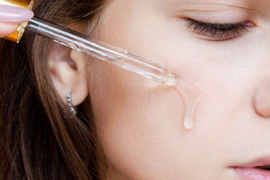 Sử dụng serum là một cách dưỡng da trắng hiệu quả