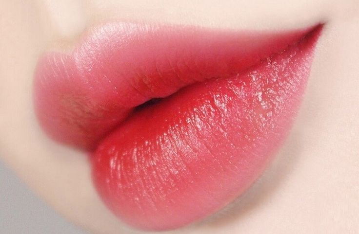 Đôi môi sau khi xử lý nền thâm và phủ màu Softlip