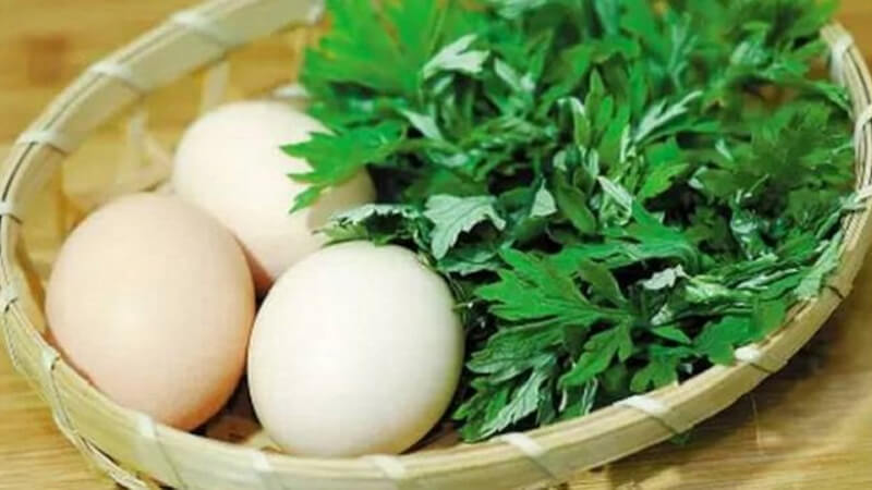 Trứng rán với ngải cứu- bài thuốc trị nám da mặt