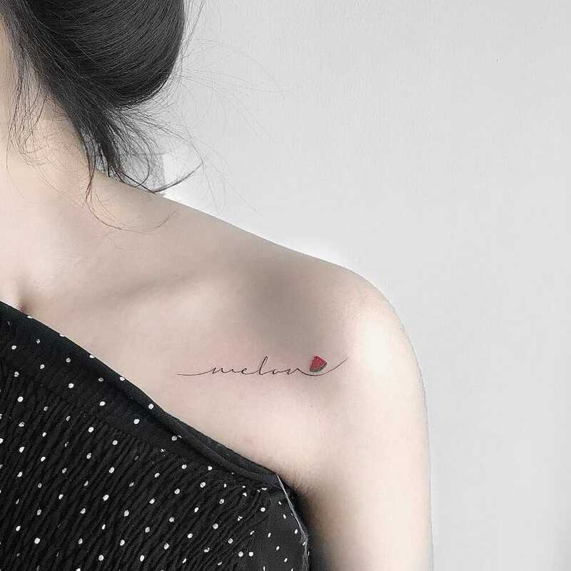 Hình xăm chữ trên vai trước với miếng dưa hấu đáng yêu