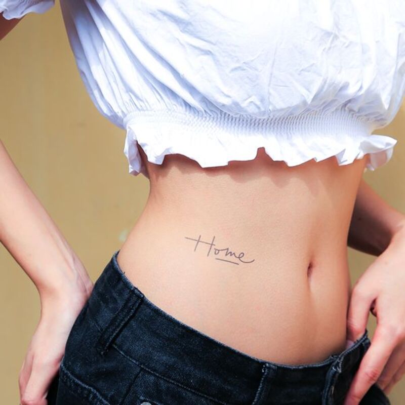 Hình xăm nhỏ phần eo bụng trước chữ