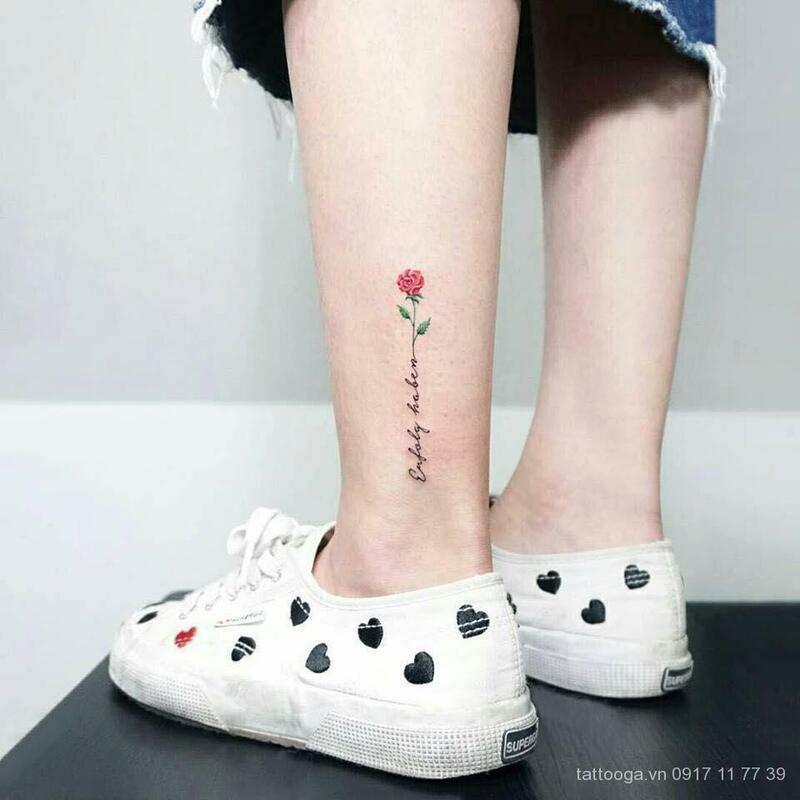 Sự kết hợp sáng tạo giữa hoa hồng và câu nói giúp tạo nên một hình xăm độc đáo, thể hiện cá tính riêng của người sở hữu