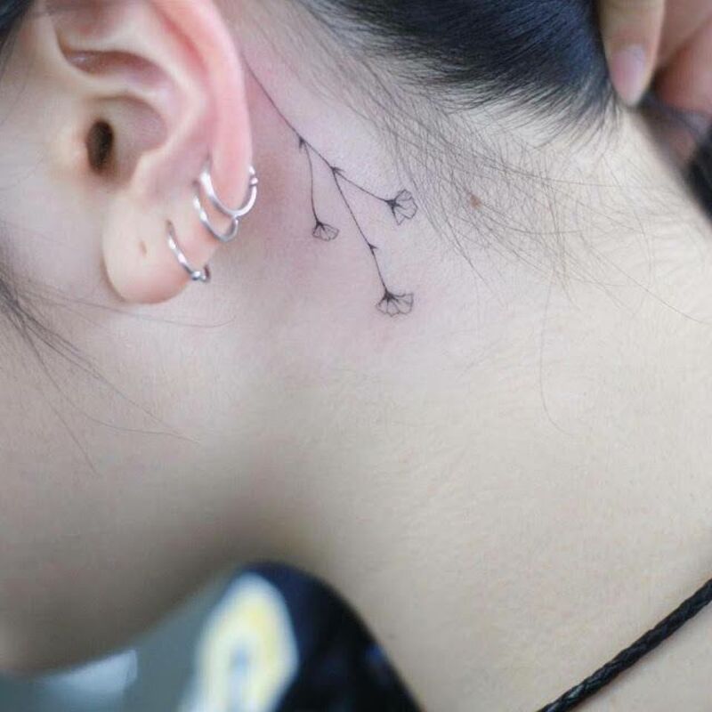 Hình xăm 3 cành hoa nhỏ ở cổ mang vẻ đẹp thanh tao, nhẹ nhàng và tinh tế
