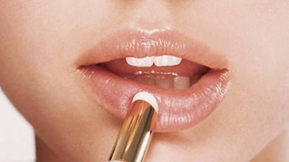 Nên lựa chọn loại son dưỡng an toàn để giúp môi nhanh hồi phục sau phun