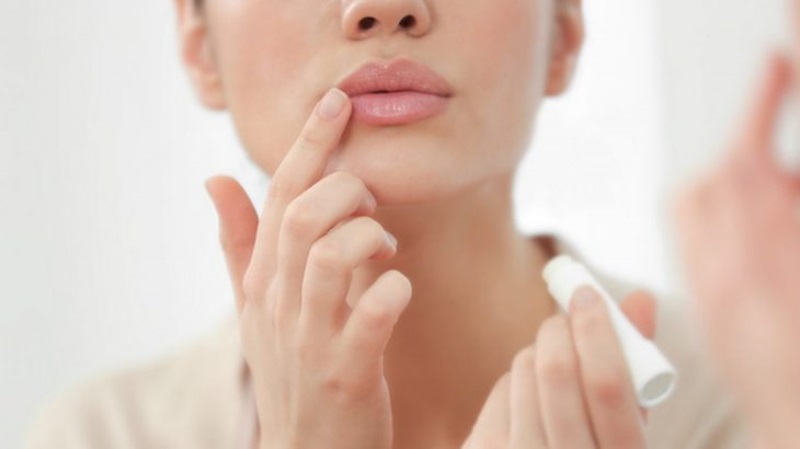 Chị em nên lựa chọn son dưỡng môi thâm phù hợp
