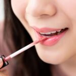 Dùng son có màu quá sớm dễ khiến môi bị loang lổ
