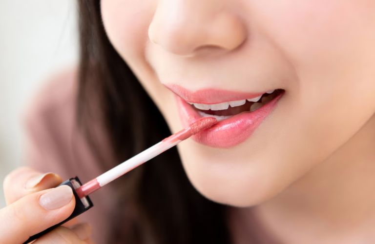 Dùng son có màu quá sớm dễ khiến môi bị loang lổ
