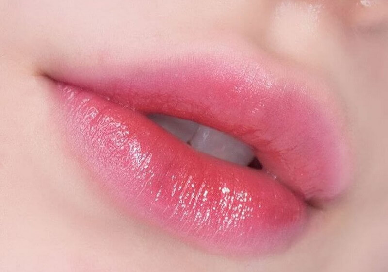 Hiệu ứng môi trong veo, ngọt ngào chuẩn dáng môi em bé sau khi phun môi Charm Baby