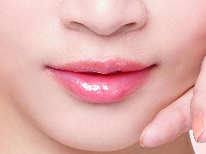 Để môi bong vảy tự nhiên sau phun và hạn chế cạy lớp vảy