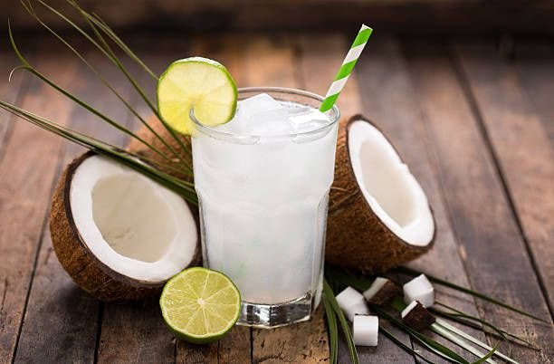 Các vitamin và khoáng chất dồi dào trong nước dừa hỗ trợ cấp ẩm và kích thích tái tạo da môi