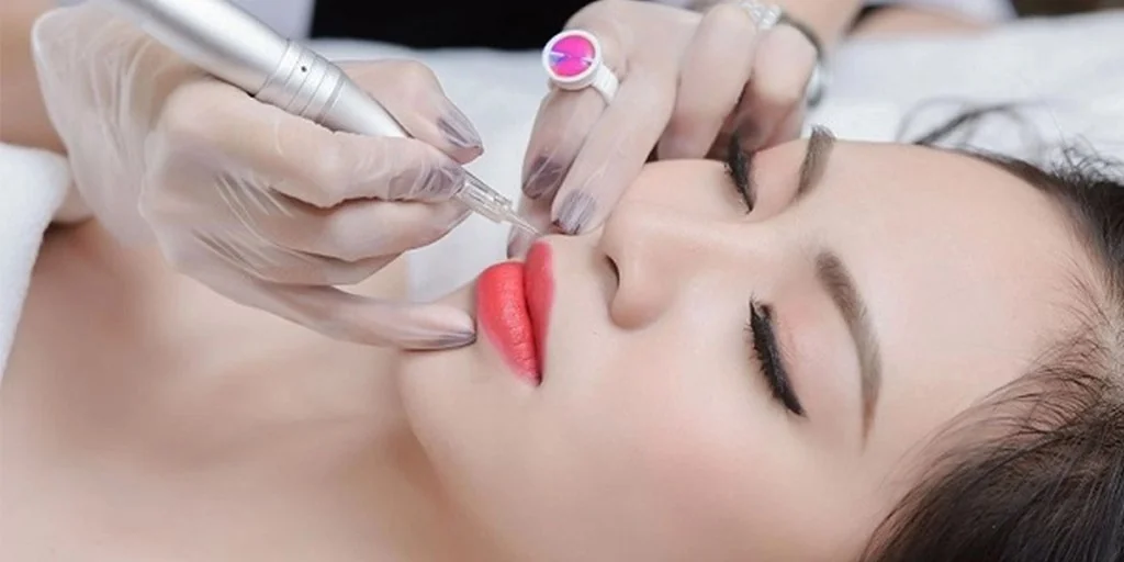 Vitamin C giúp kháng viêm, kích thích tăng sinh collagen và ngăn ngừa thâm sạm giúp môi lên tone cực chuẩn