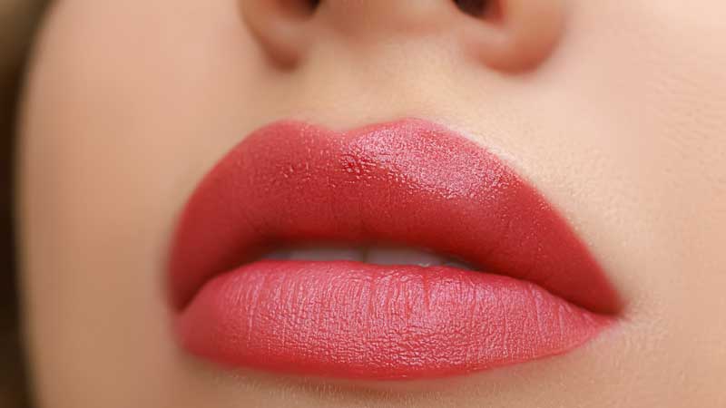 Kỹ thuật đi kim lướt nhẹ trên tầng thượng bì giúp phun môi Softlip không gây đau rát hay sưng viêm