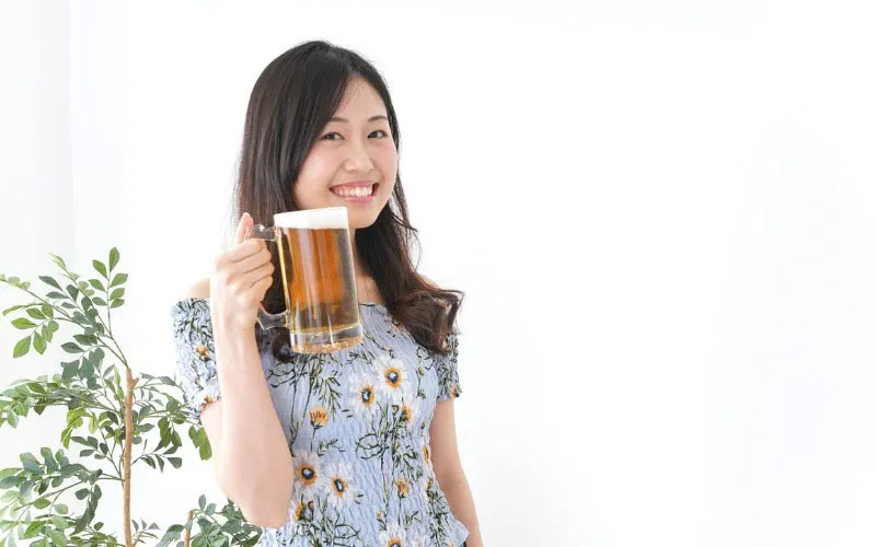 Thay thế bia bằng nước ép dứa, nước dừa giàu vitamin giúp môi mau lành, giảm sưng và lên tone cực chuẩn