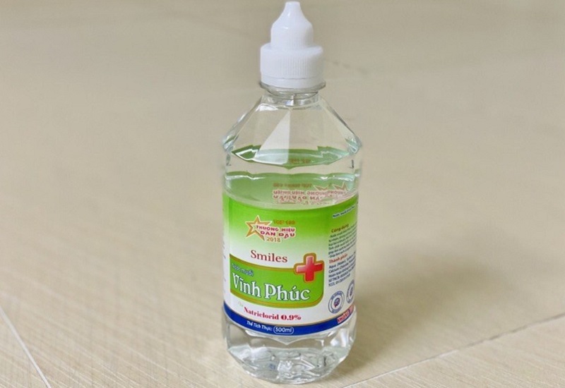 Sau khi xăm môi có thể dùng nước muối sinh lý vệ sinh nhẹ nhàng