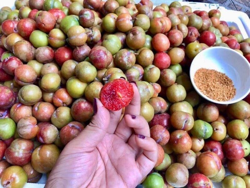 Mận chấm muối là món ăn đơn giản, không đòi hỏi cách chế biến cầu kỳ