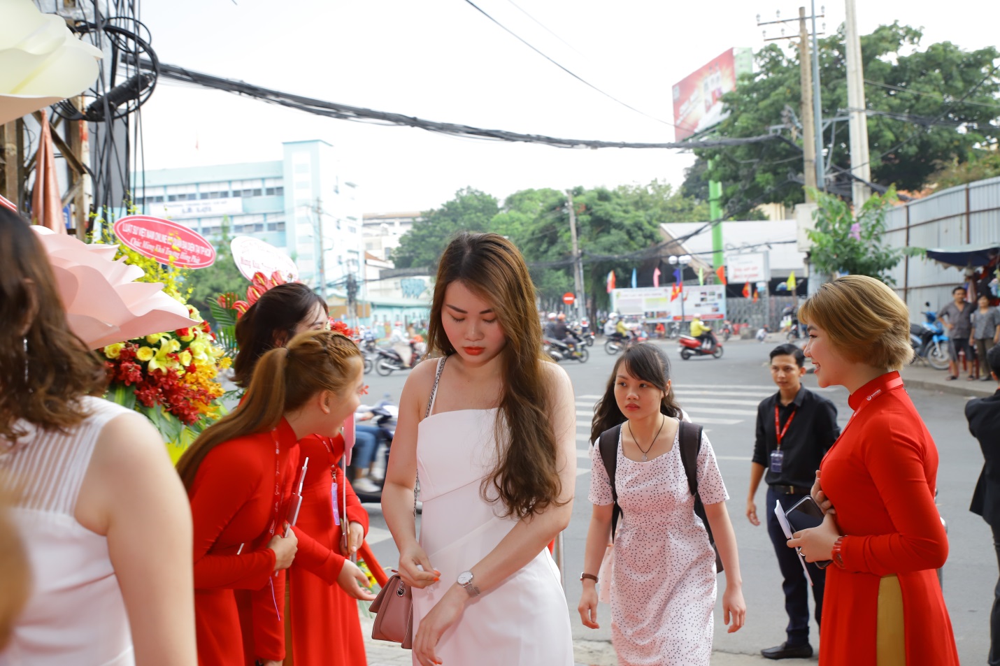 Khách hàng đến rất sớm để tham dự khai trương Thẩm mỹ viện Seoulcenter.vn