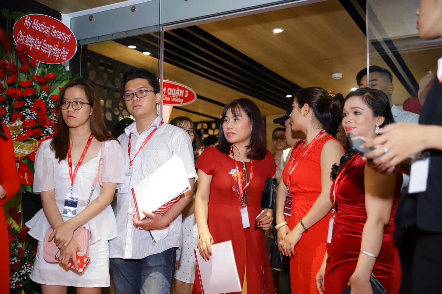 Khách hàng đến tham dự khai trương Seoul Center chất kín cả lối đi