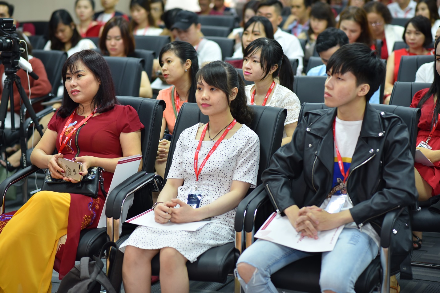 Khách hàng rất hứng thú với buổi talkshow thẩm mỹ an toàn của Bác sĩ trong ngày khai trương Seoul Center