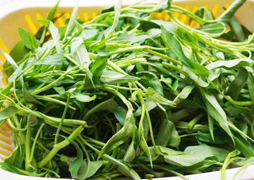Sau cắt mí nên kiêng rau muống để tránh sẹo lồi