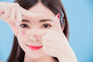 Chế độ ăn uống và chăm sóc hằng ngày có ảnh hưởng khá lớn đến quá trình lành vết thương sau khi cắt mí.