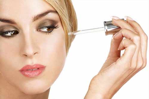 Sử dụng serum cũng là cách thu nhỏ đầu mũi đơn giản tại nhà