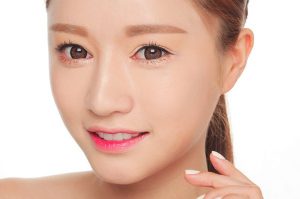 Khắc phục mắt mí lót bằng cách trang điểm
