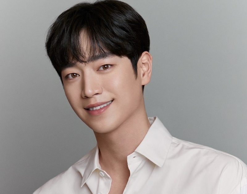 Seo Kang Joon từ lâu đã có biệt danh là “mỹ nam mắt nâu”, nhằm khen ngợi màu mắt tuyệt đẹp của anh