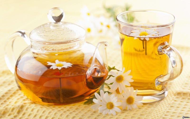 Uống trà hoa cúc trước khi đi ngủ giúp giảm cân hiệu quả hơn