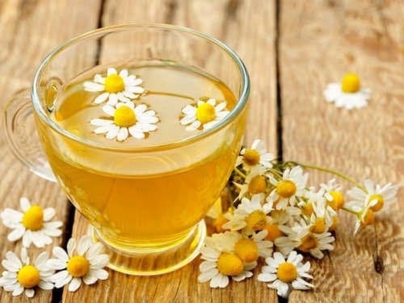 Uống trà hoa cúc ban đêm giúp giảm cân