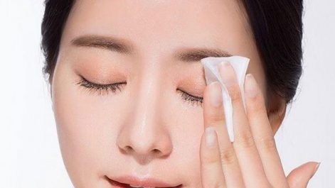 Vệ sinh mí mắt trước và sau khi dán mí