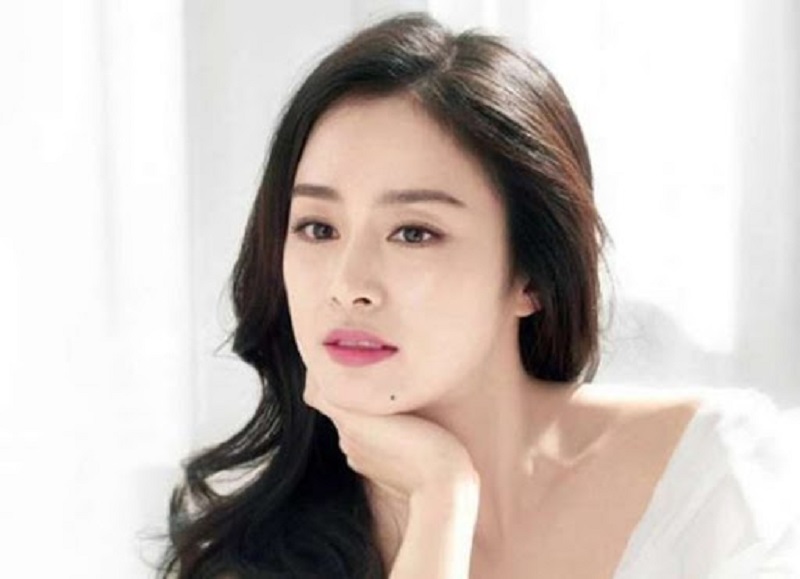 Nốt ruồi ở cằm phải là những cô gái có năng lượng tích cực Nốt ruồi ở cằm phải là những cô gái có năng lượng tích cực